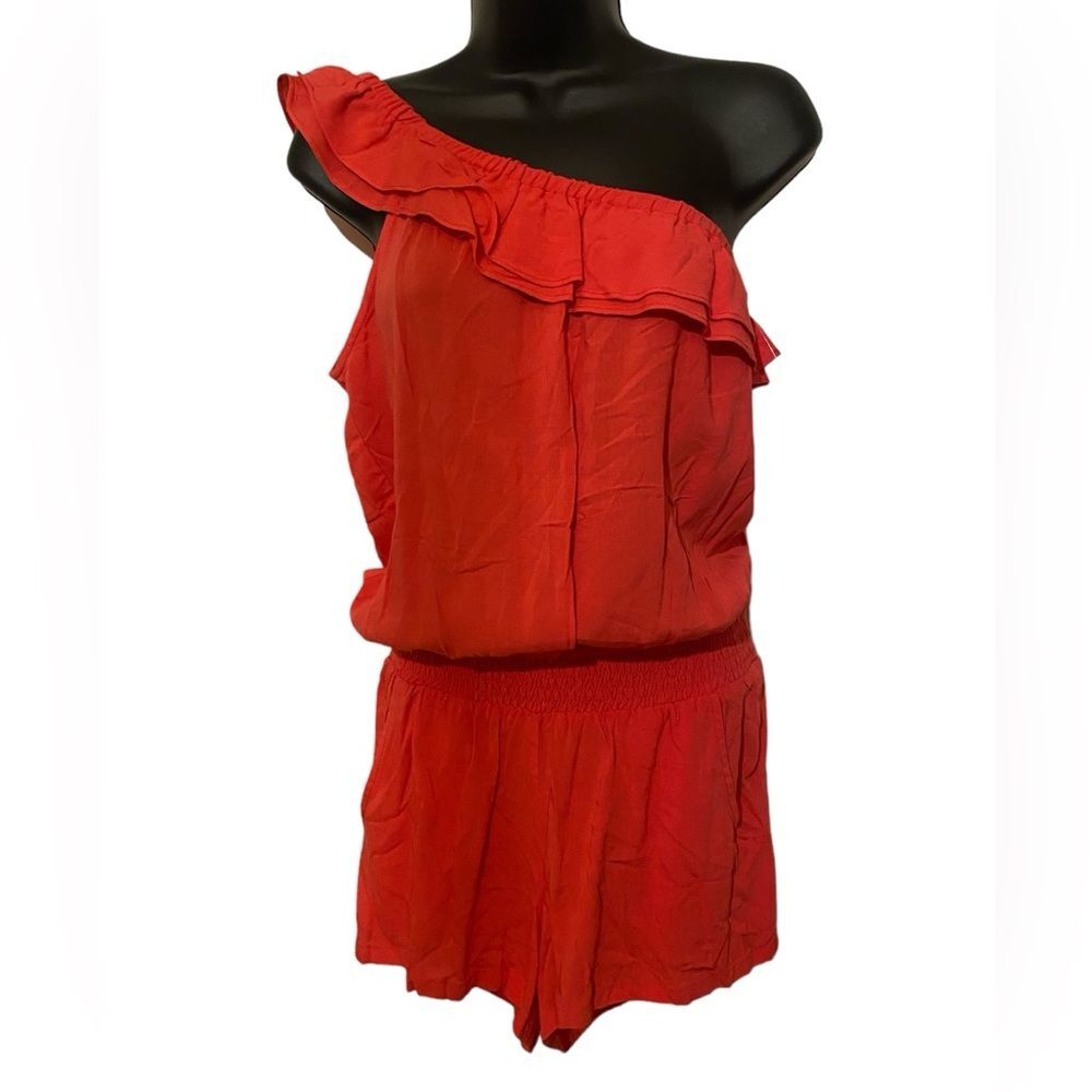 GUESS Women’s One Shoulder rufflle Romper NWOT 100% rayon size S. & M